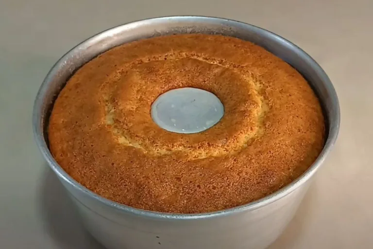 receita de bolo simples caseiro: bolo em uma forma pronto para desenformar.