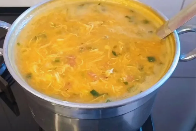 receita de caldo de kenga: panela com caldo de mandioca com frango desfiado e bacon.