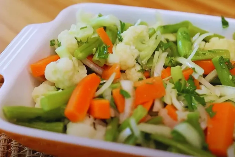 salada de legumes: travessa com cenoura, vagem e couve-flor. todos os legumes cozidos e temperados.