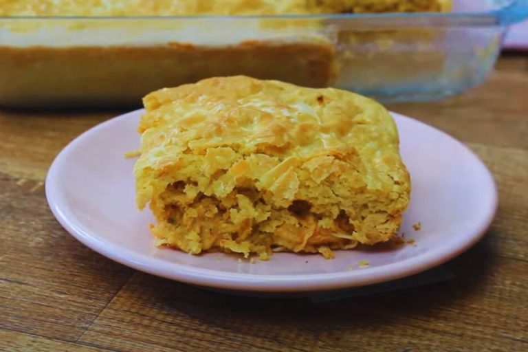 fatia de torta fit em um prato rosa pronta para ser servida.