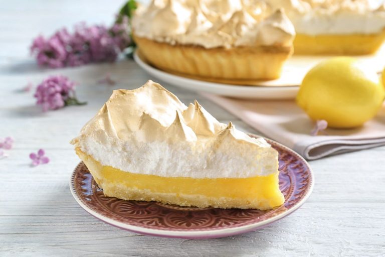 fatia de torta mousse de limão em um prato para ser servida.