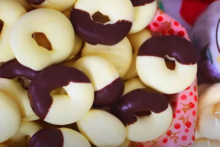 biscoitinho de maizena com leite condensado banhados no chocolate