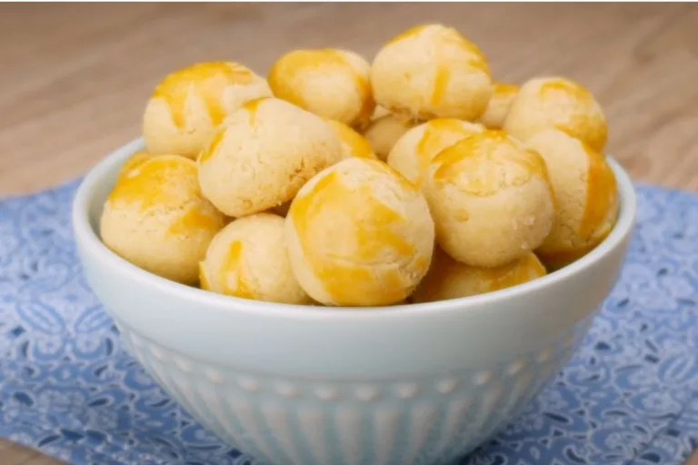 biscoitinho de queijo em uma tigela