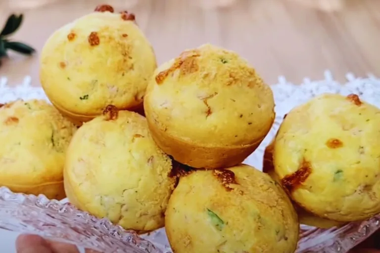 bolinho salgado: vários bolinhos em um prato pronto para serem servidos.