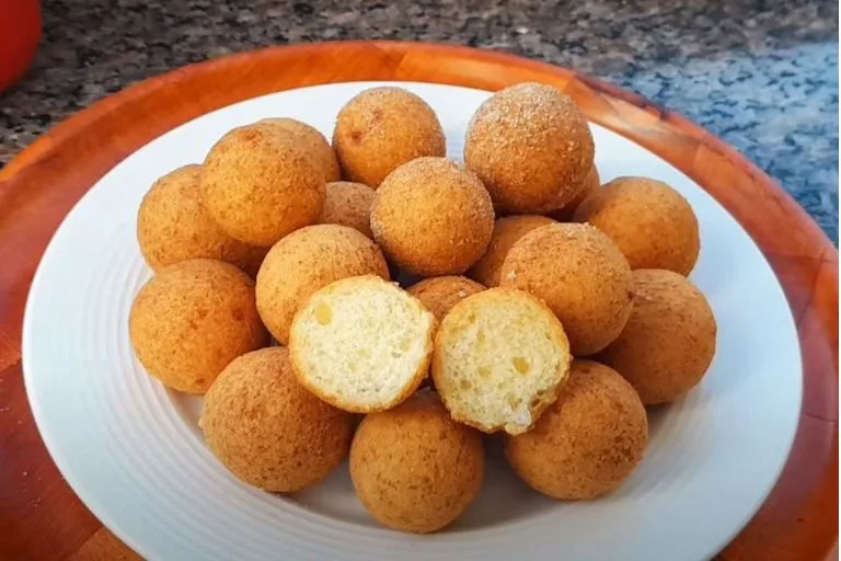 Origem/História da Receita: bolinhos de chuva em um prato branco