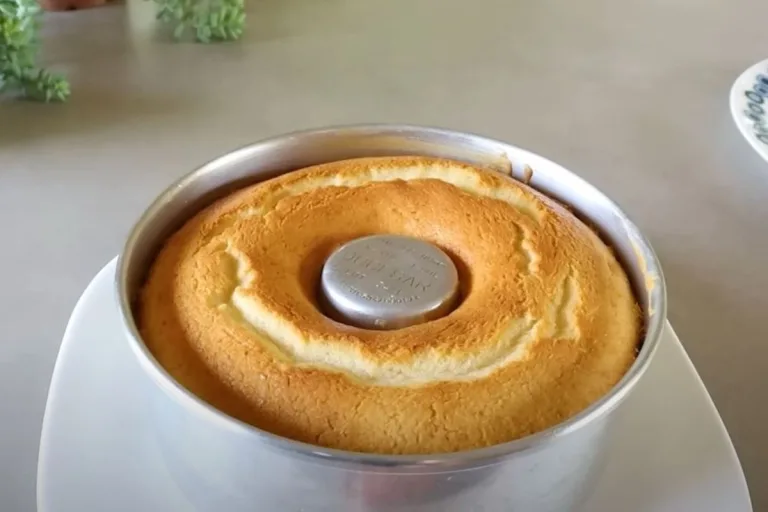 receita de bolo simples caseiro com óleo em uma forma prono para ser desenformado e assado.