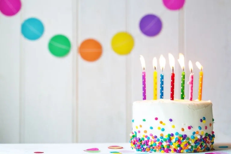 Origem/História da Receita: bolo de aniversário com velas coloridas em cima.