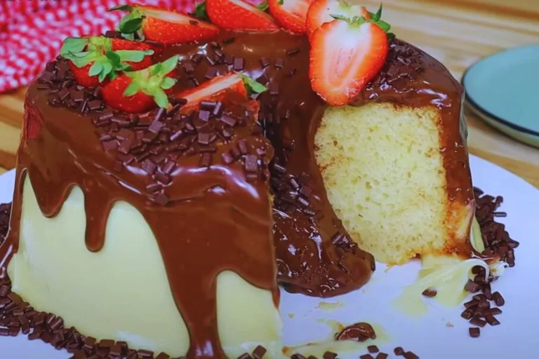 bolo de aniversário receita: bolo coberto com chocolate e morangos decorando.