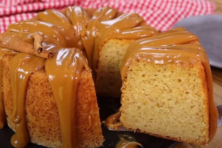 delicioso bolo de churros com cobertura de doce de leite sendo fatiado.