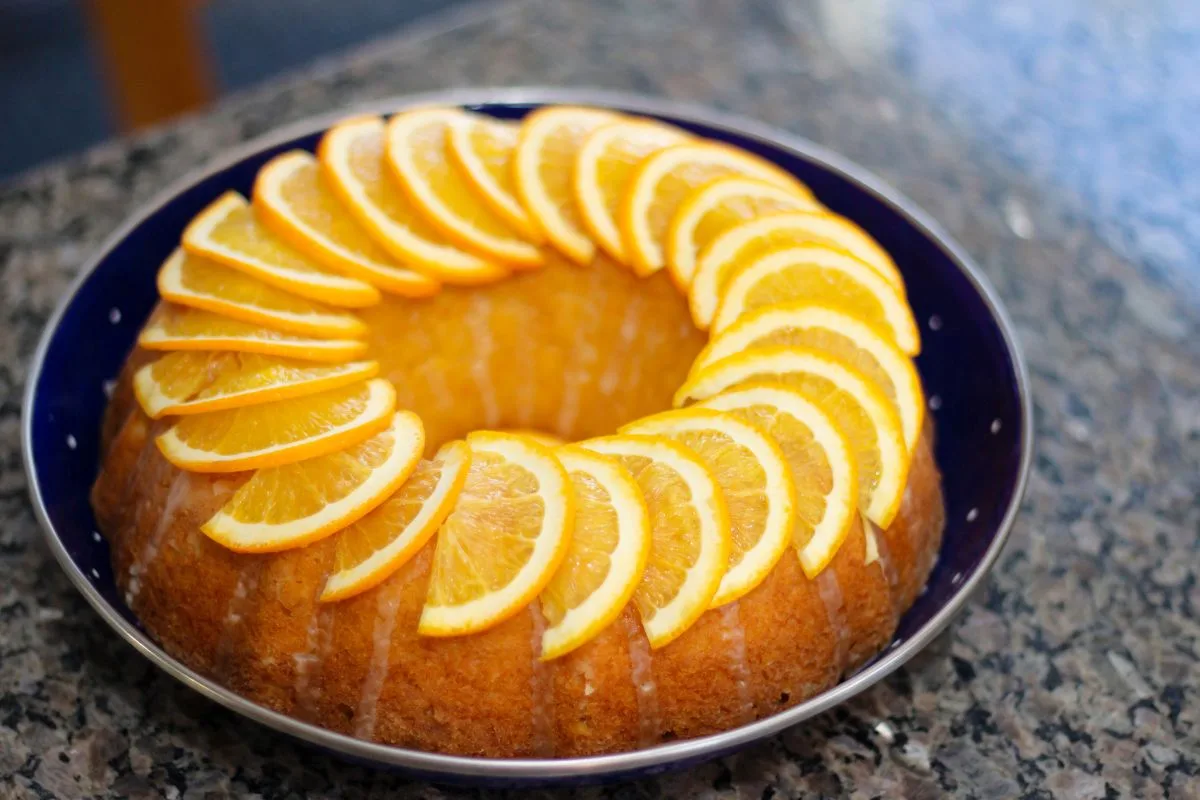 bolo de laranja decorado com fatias finas de laranja.