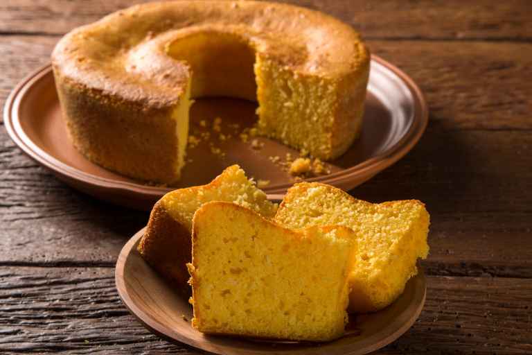 Origem/História da Receita: Bolo de milho em um prato