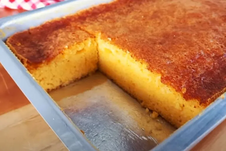 receita de bolo de milho verde de lata: bolo na assadeira sendo fatiado.