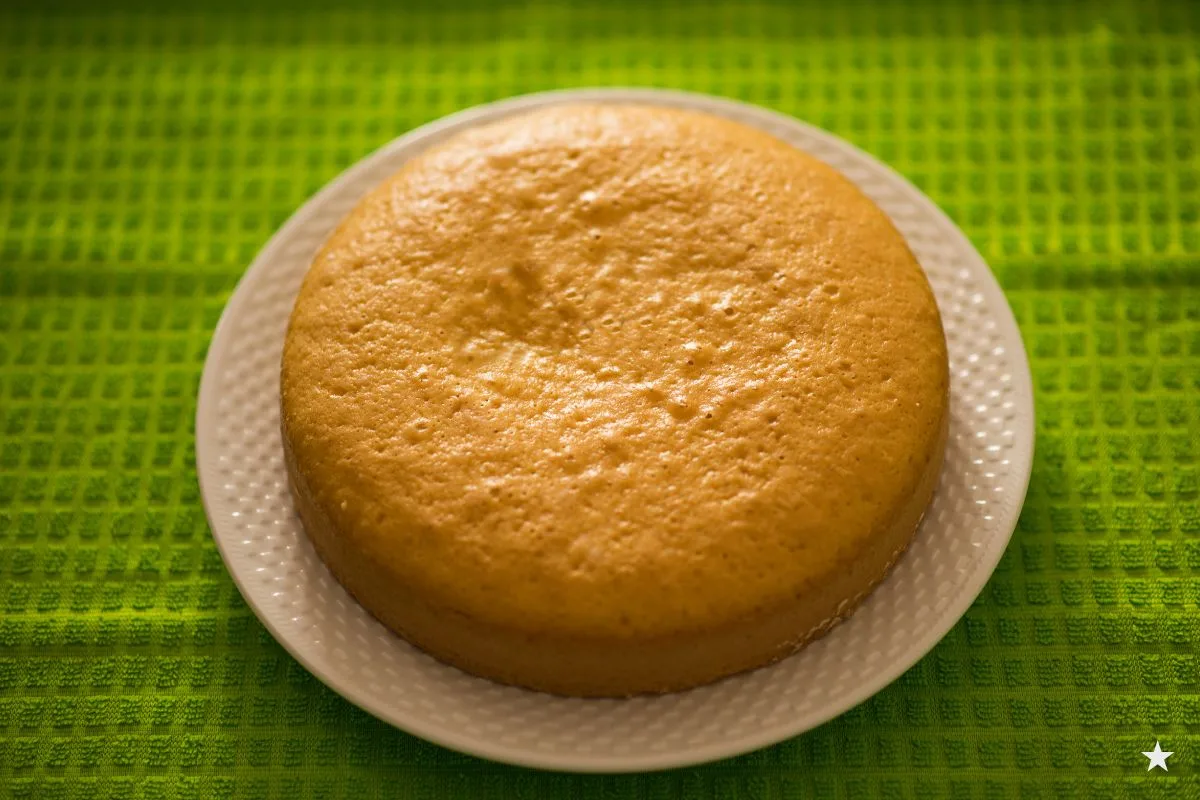 bolo rapido: bolo em um prato cima da mesa com uma toalha verde.