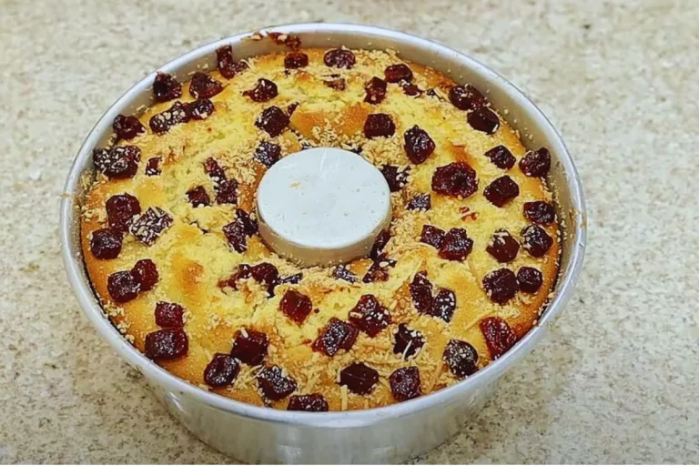 bolo de romeu e julieta: bolo de massa de queijo com pedaços de goiabada assado em uma forma