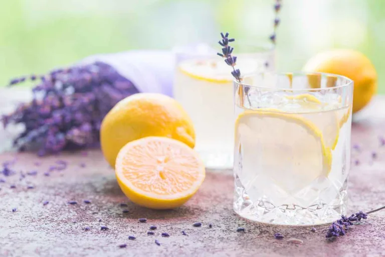 dois copas com limonada de lavanda. Lavandas e limões sicilianos ao redor decorando;