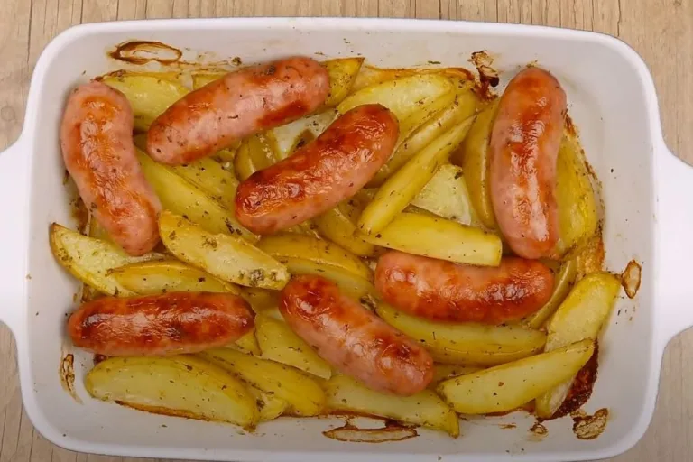 receita de linguiça toscana: Linguiças toscanas assadas com batatas em uma assadeira.