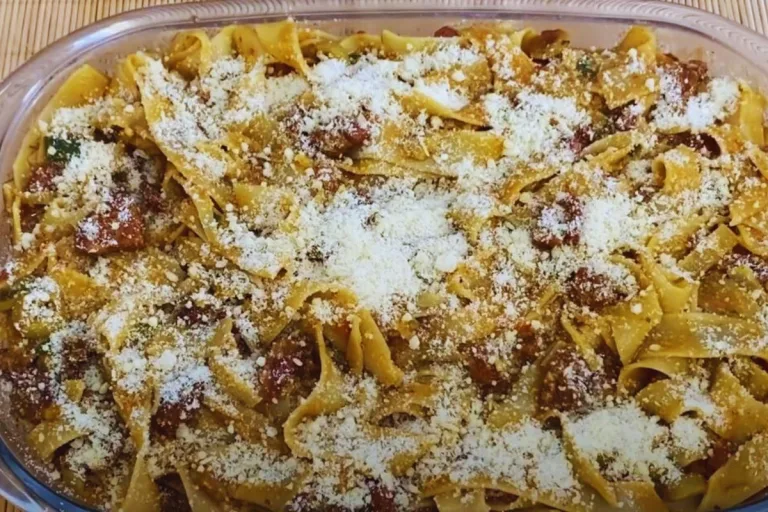 macarrão com carne-seca em uma travessa pronto para ser servido.