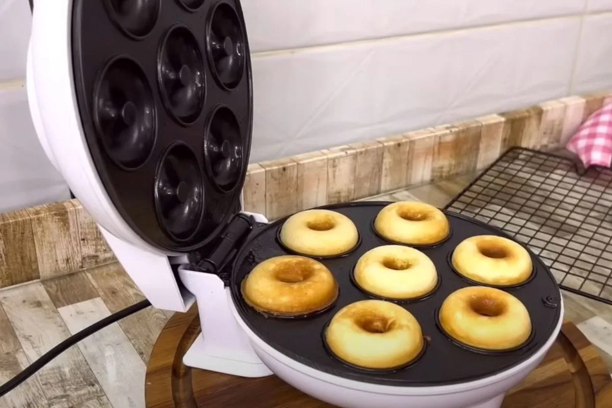 maquina assando mini cake donuts