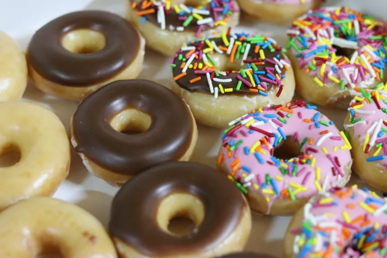 Origem/História da Receita: vários mini cakes donuts com coberturas e confeitos diversos.