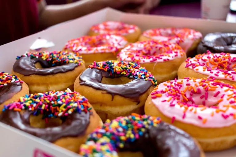 massa de mini cake donuts - caixa com vários mini cake donuts confeitados