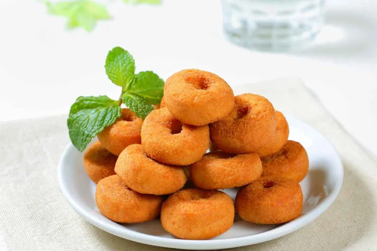 mini cake donuts massa para assar de laranja: vários mini cakes donuts em um prato.