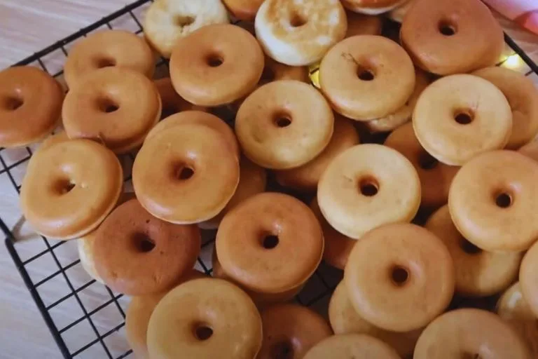 várias rosquinhas mini cake donuts