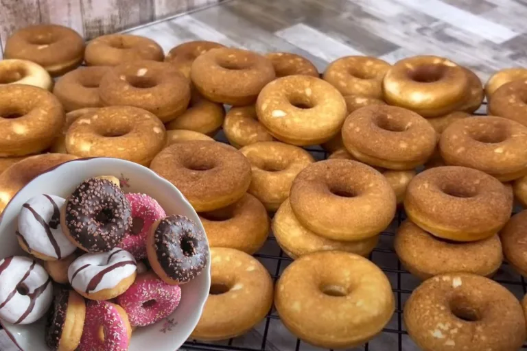 receita mini cake donuts: vários mini cake donuts sem cobertura e um foco em alguns mini cake donuts já com cobertura diversas de chocolate.