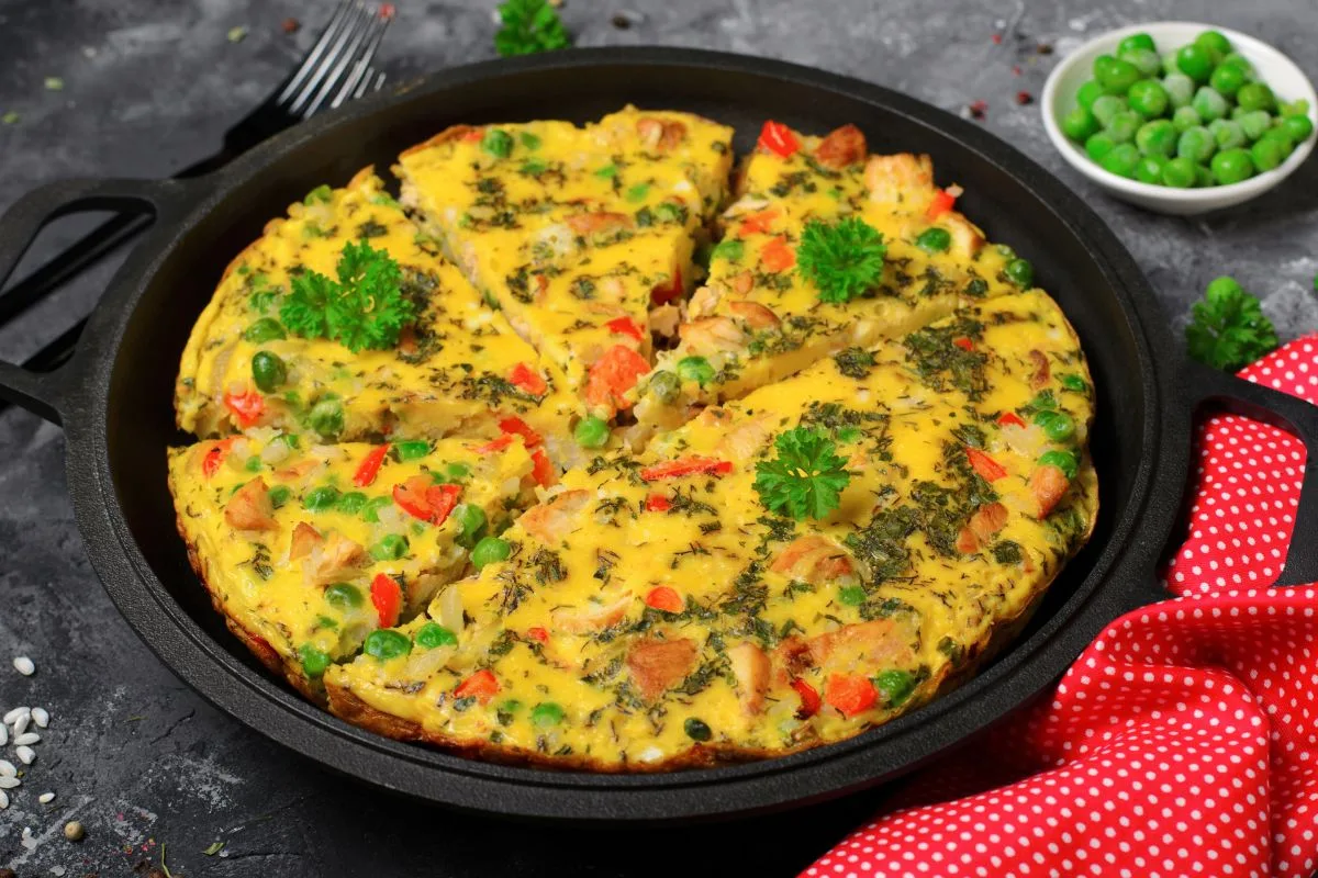 omelete de forno em uma panela de ferro