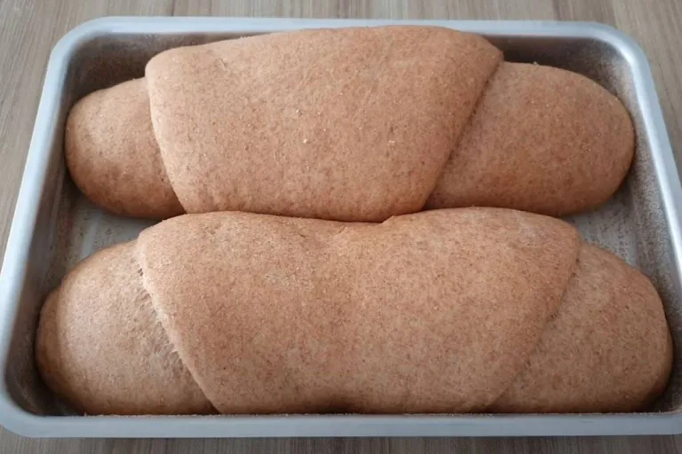 pão 100% integral em uma assadeira