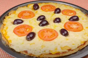 Receita com Pão Amanhecido - Pizza com tomate muçarela e azeitonas pretas.