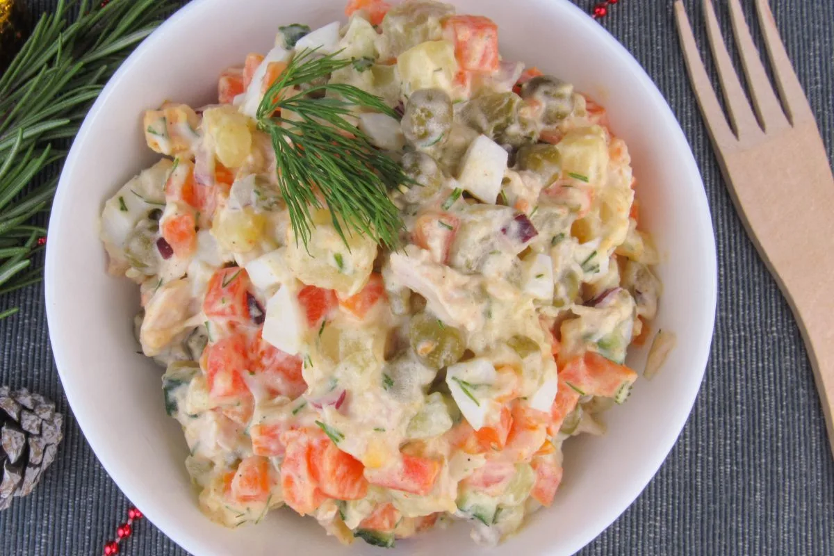 janta rapida e facil: tigela com batata cozida, cenoura, ervilha envolta em maionese.