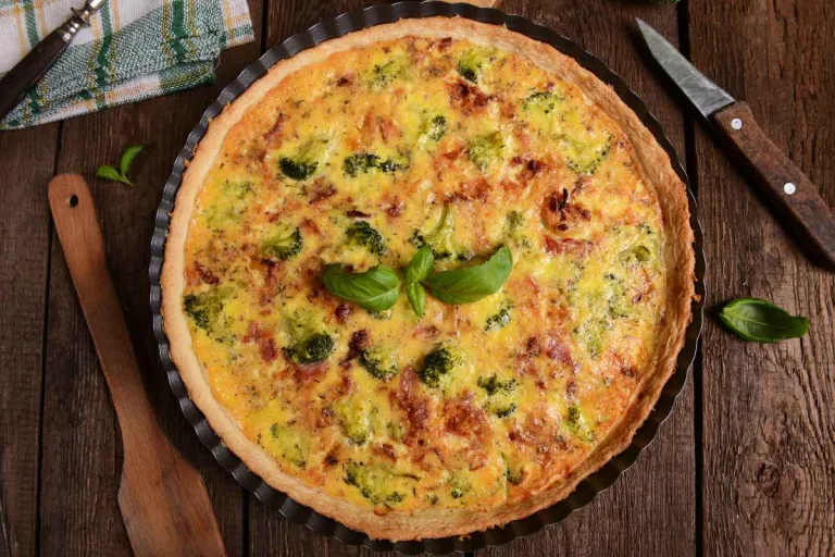 torta de legumes em uma forma com utensílios ao lado