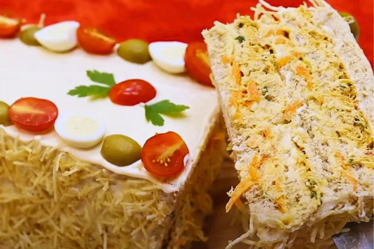 receita de torta salgada: fatia de torta salgada de pão de formar sendo cortada