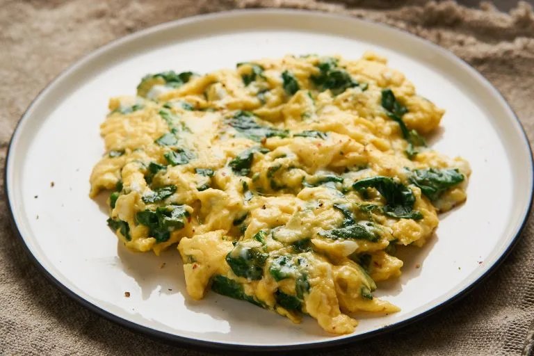 ovos mexidos com espinafre - lanches rápidos