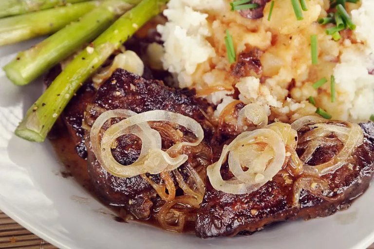 Bife Acebolado com Purê de Batatas - 5 receitas de almoço para o dia dos pais