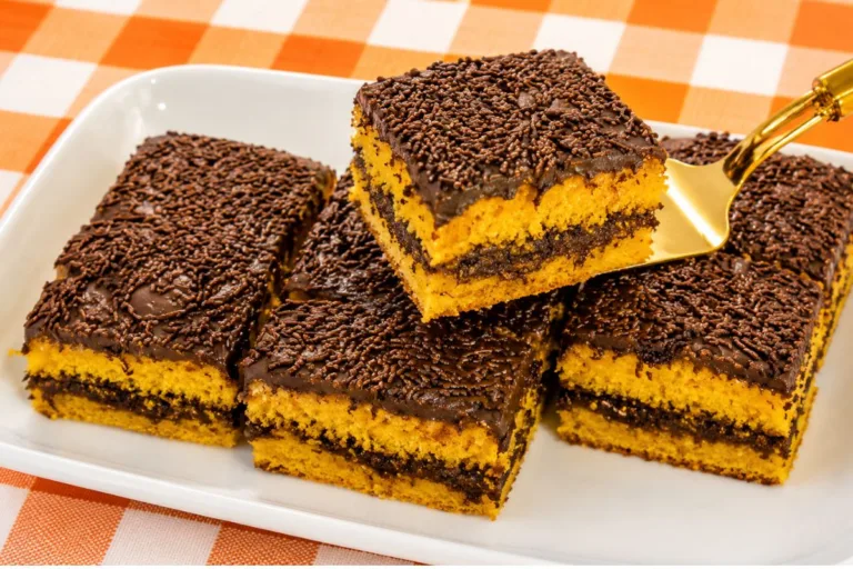 Imagem da Receita de Bolo de Cenoura Que Já Sai Recheado do Forno.