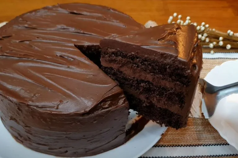 bolo de chocolate com recheio e cobertura