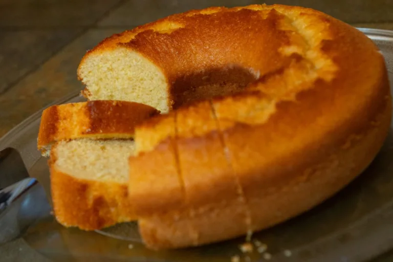 Bolo de fubá com creme de leite fofinho e delicioso