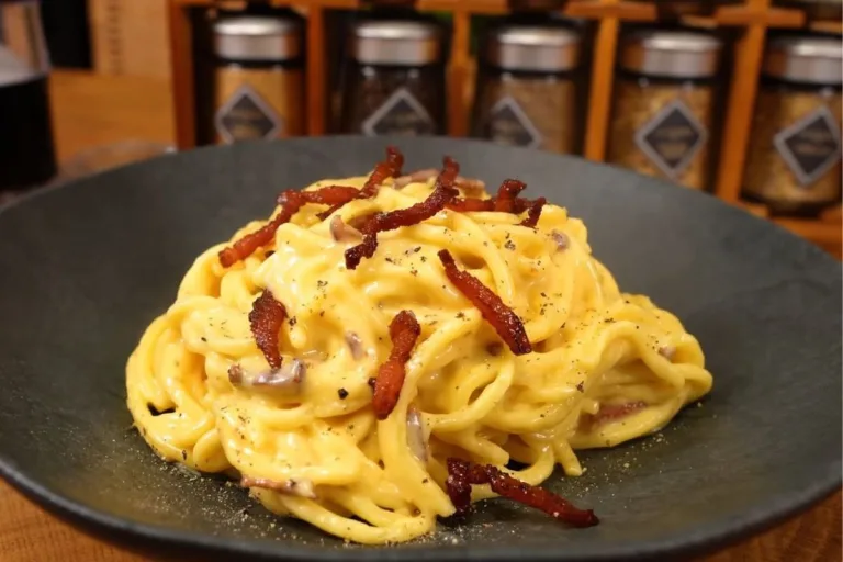 macarrão com molho de queijo e bacon