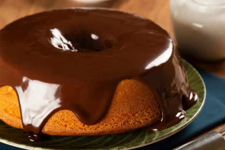 como fazer bolo de cenoura fofinho com uma cenoura.