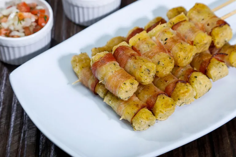 mandioca frita com bacon
