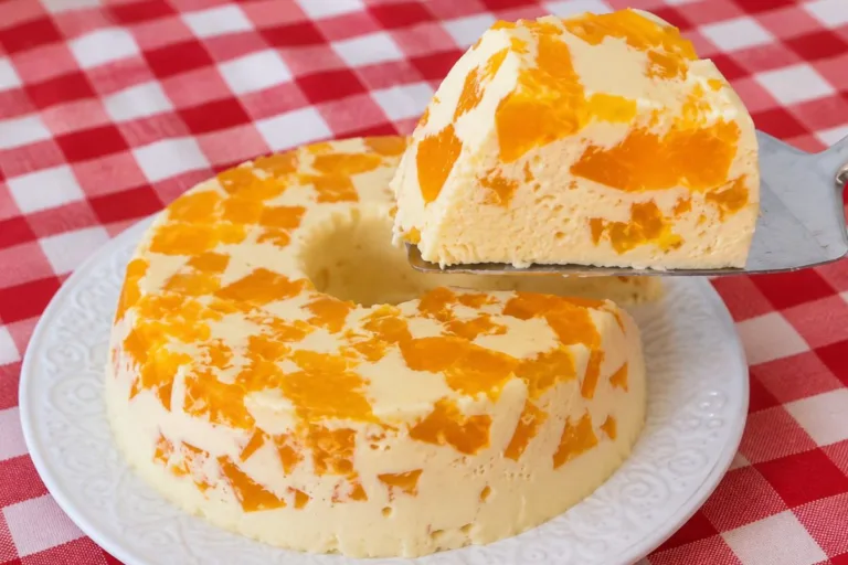 Imagem da Receita de Sobremesa Barata com Gelatina e Creme de Leite.