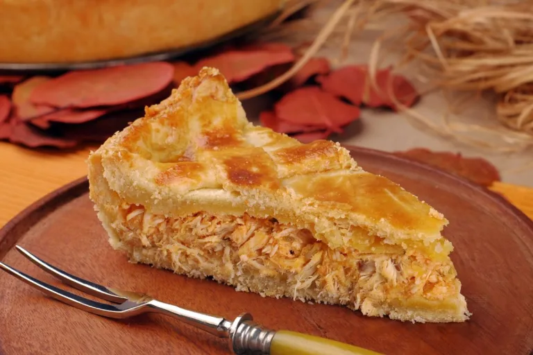 Torta salgada sem ovo e sem leite com recheio de frango