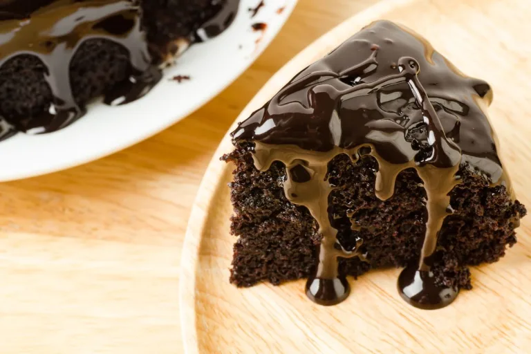 Bolo de chocolate com café solúvel fácil, úmido e cheio de sabor