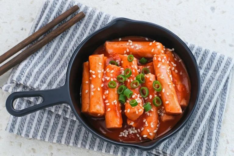 Aprenda a Como Fazer Topokki: O Bolinho de Arroz Picante Coreano