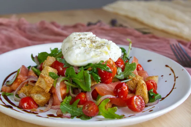 Receita de Panzanella: A Salada Rústica com Pão Italiano