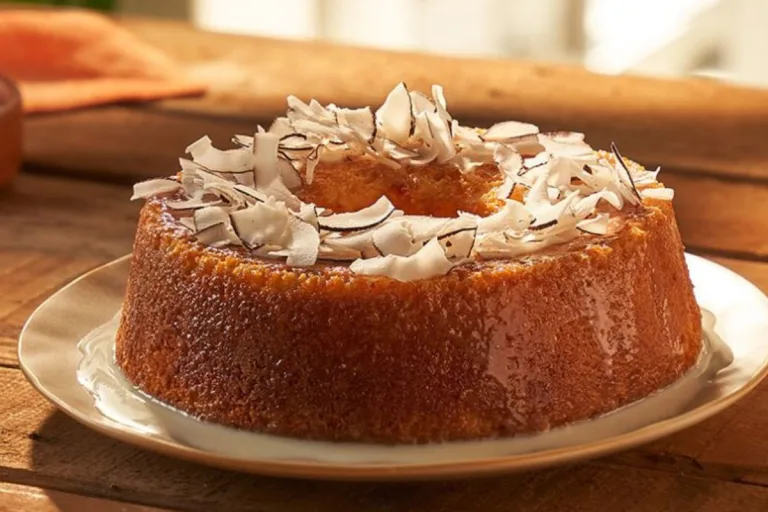bolo de flocão com calda de leite de coco