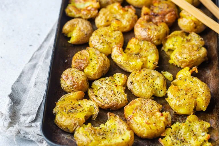 10 receitas com batatas - Batata ao Murro com Manteiga de Alho