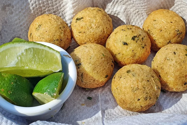 Bolinho de peixe caseiro, sequinho e crocante