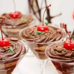 mousse de chocolate com cereja